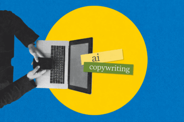 AI copywriting koncept s laptopom, mobitelom i žuto-plavom pozadinom background